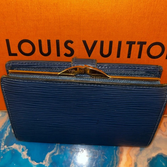 💎 Louis Vuitton epi Blue kiss lock authentic compact wallet. Callouts as shown! - Picture 3 of 9